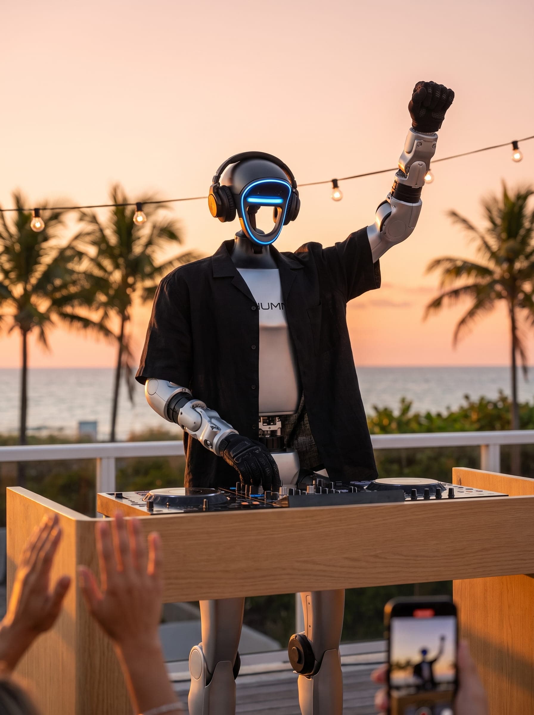 Jeff, el robot humanoide, en Miami: dj en la azotea